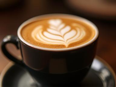 Kremamsı latte kahvesi üzerinde latte art desen